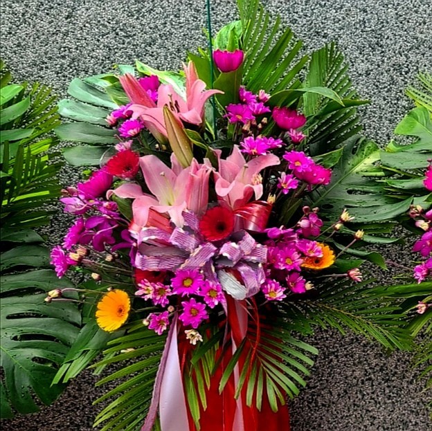 粉紅藝術花籃