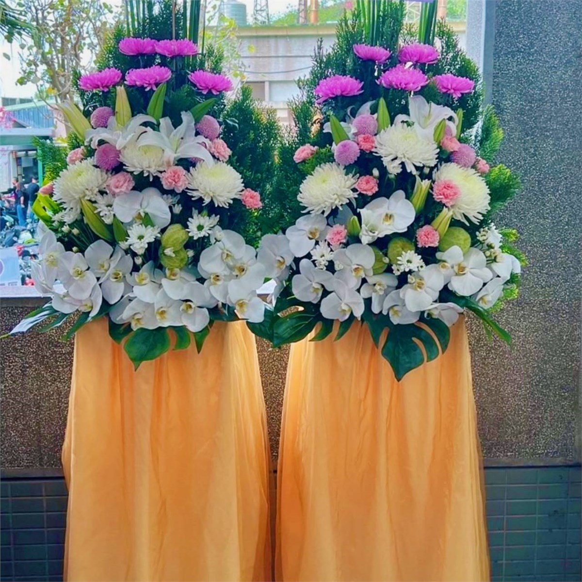 A款典雅高架花籃(限殯儀館內告別式)
