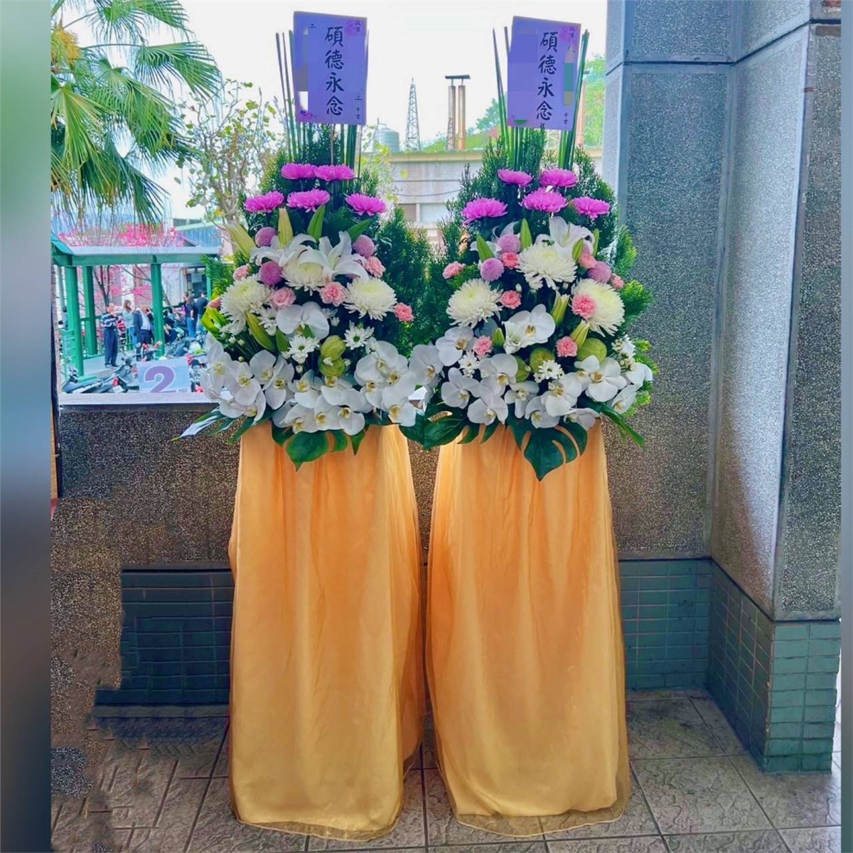 A款典雅高架花籃(限殯儀館內告別式)