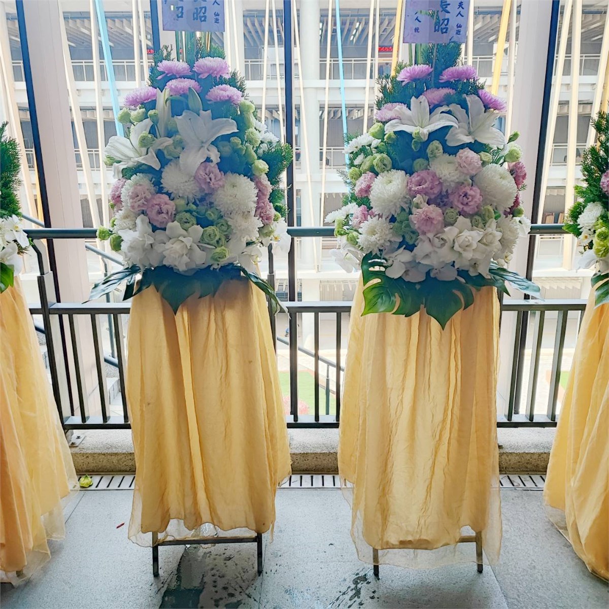 A款典雅高架花籃(限殯儀館內告別式)