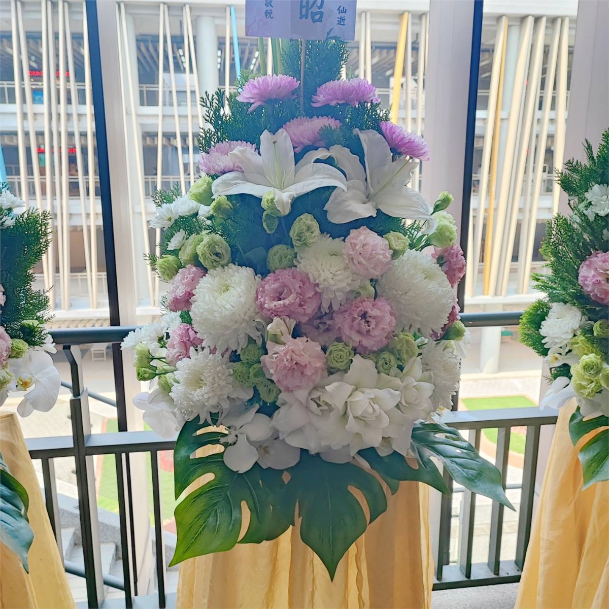 A款典雅高架花籃(限殯儀館內告別式)