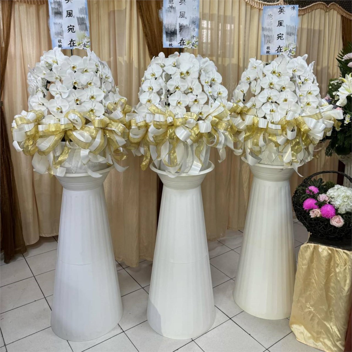 圓滿花球羅馬柱-出租蘭花(限殯儀館內告別式單場)